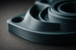 Tæt makrobillede af en 3D-printet model, hvor lagstrukturen og overfladekvaliteten tydeligt ses – brugt til at illustrere tekniske detaljer og kvalitet.